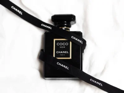 بهترین عطر های مناسب فصل پاییز 3. شنل کوکو نویر: (Chanel Coco Noir)